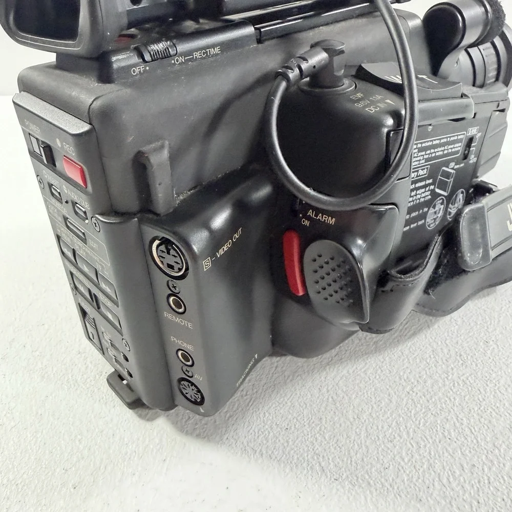 JVC GR-S70U Super VHS-C Video Movie Camcorder Vintage POWERS ON AS IS READ‎